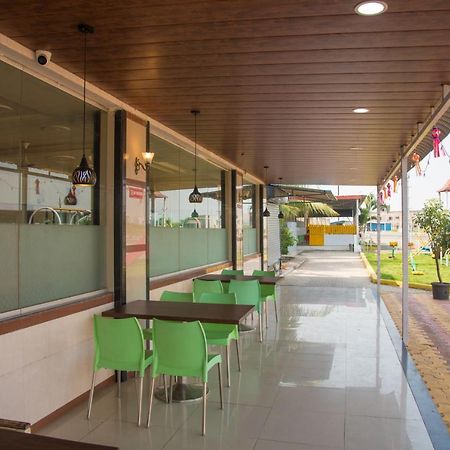 Hotel Rajratna Executive Supe Екстериор снимка