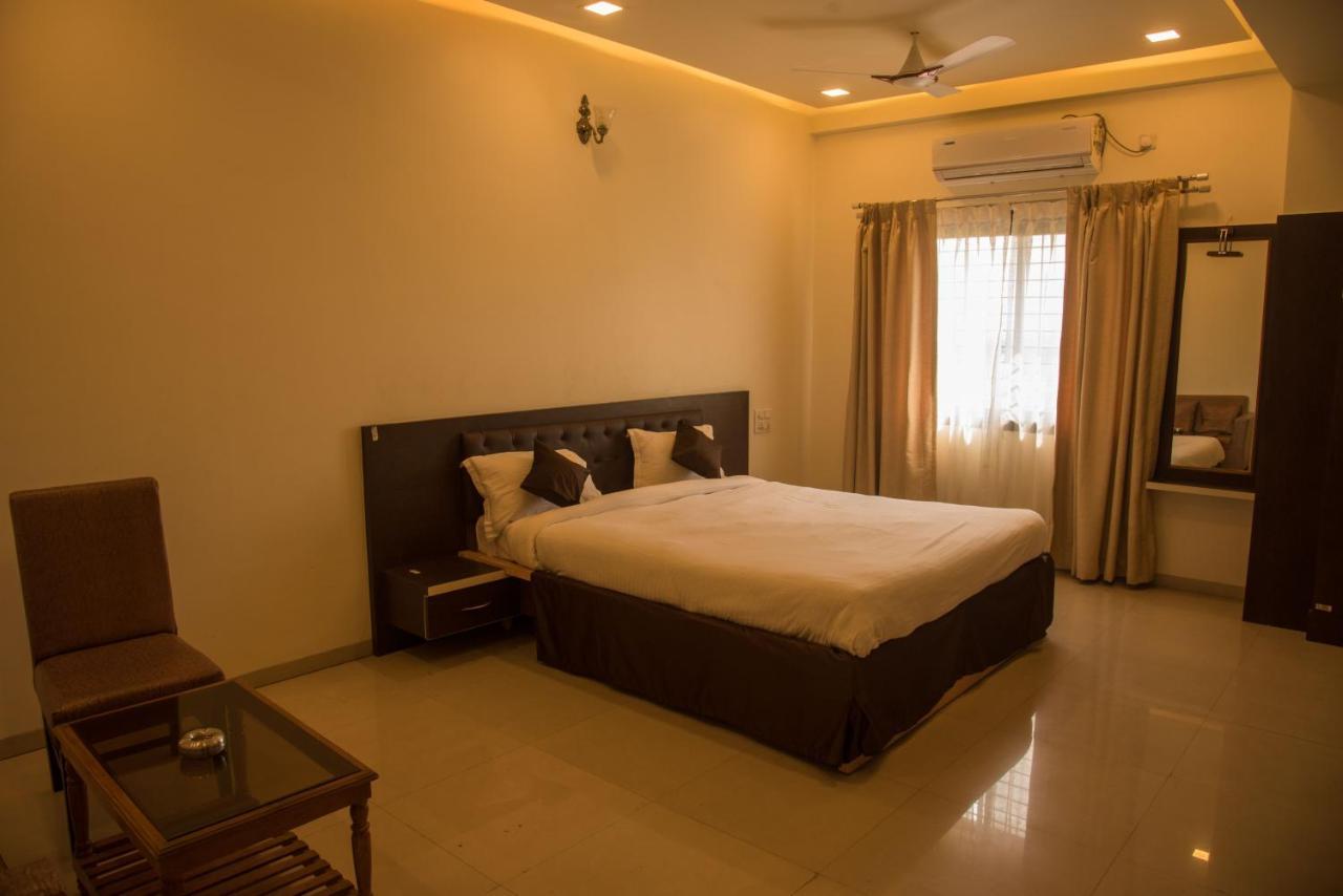 Hotel Rajratna Executive Supe Екстериор снимка